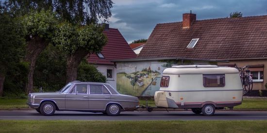 Mit dem Wohnwagen am Fahrzeug sicher in Urlaub fahren